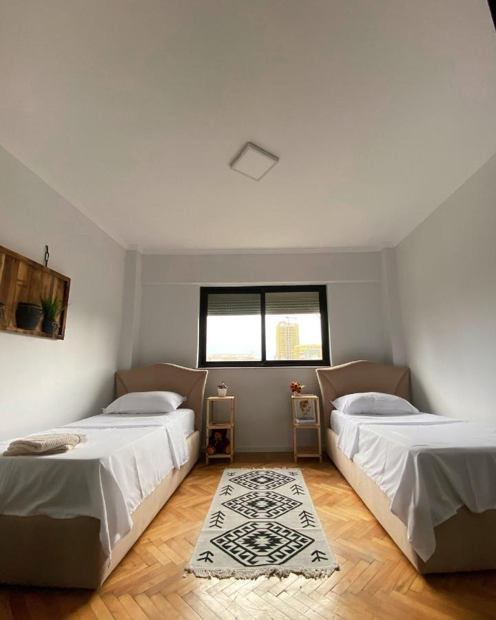 Entire Serviced Apartment With A Beautiful View ติรานา ภายนอก รูปภาพ